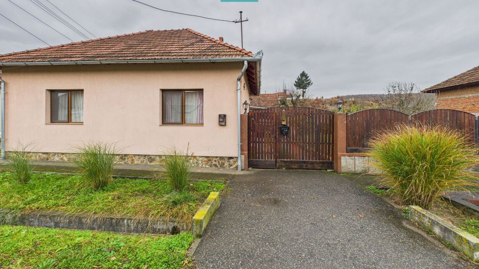 Casă renovată în localitatea Comănești, Arad - Poză 1