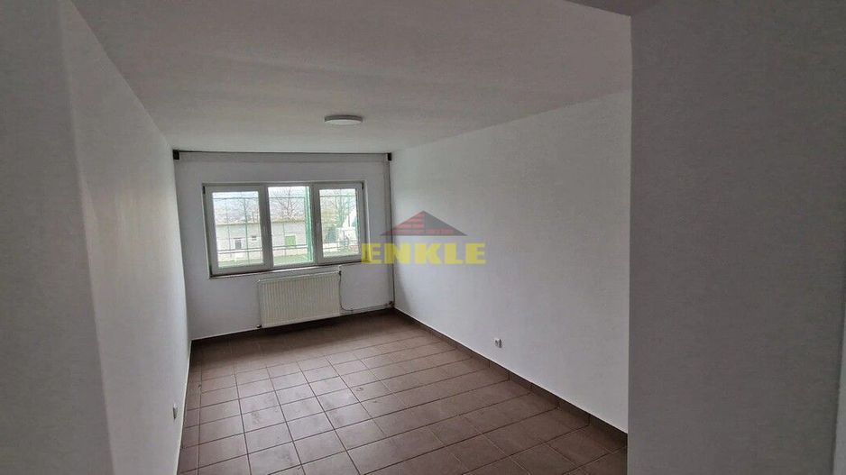 Cladire de inchiriat 400 mp cu teren de 1000 mp, zona Pacea -strada principala, pret 1500 euro - Poză 2