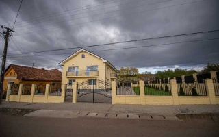 CASĂ DE ÎNCHIRIAT – TIUR-BLAJ, JUDEȚUL ALBA. Casă moderna si spațioasă, suprafață 300 mp, 2 sufragerii, 3 dormitoare, 3 bai. Toate utilitatile. - Poză 2