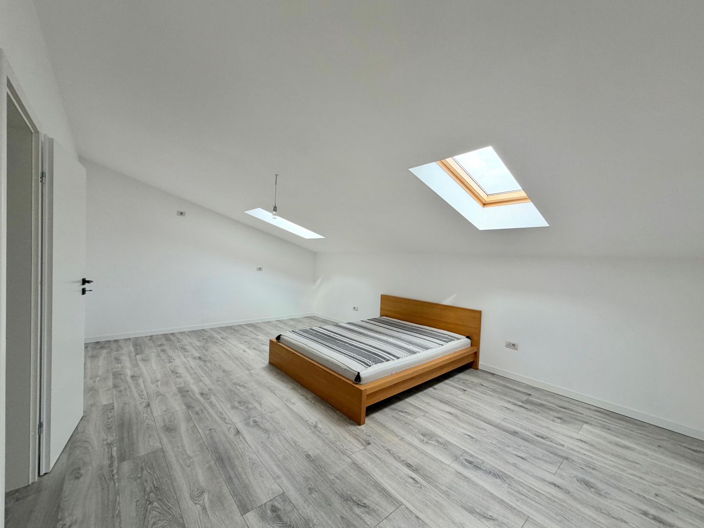Casă tip duplex - 4camere - mobilata si utilata - Zona Est - Timisoara - Poză 13