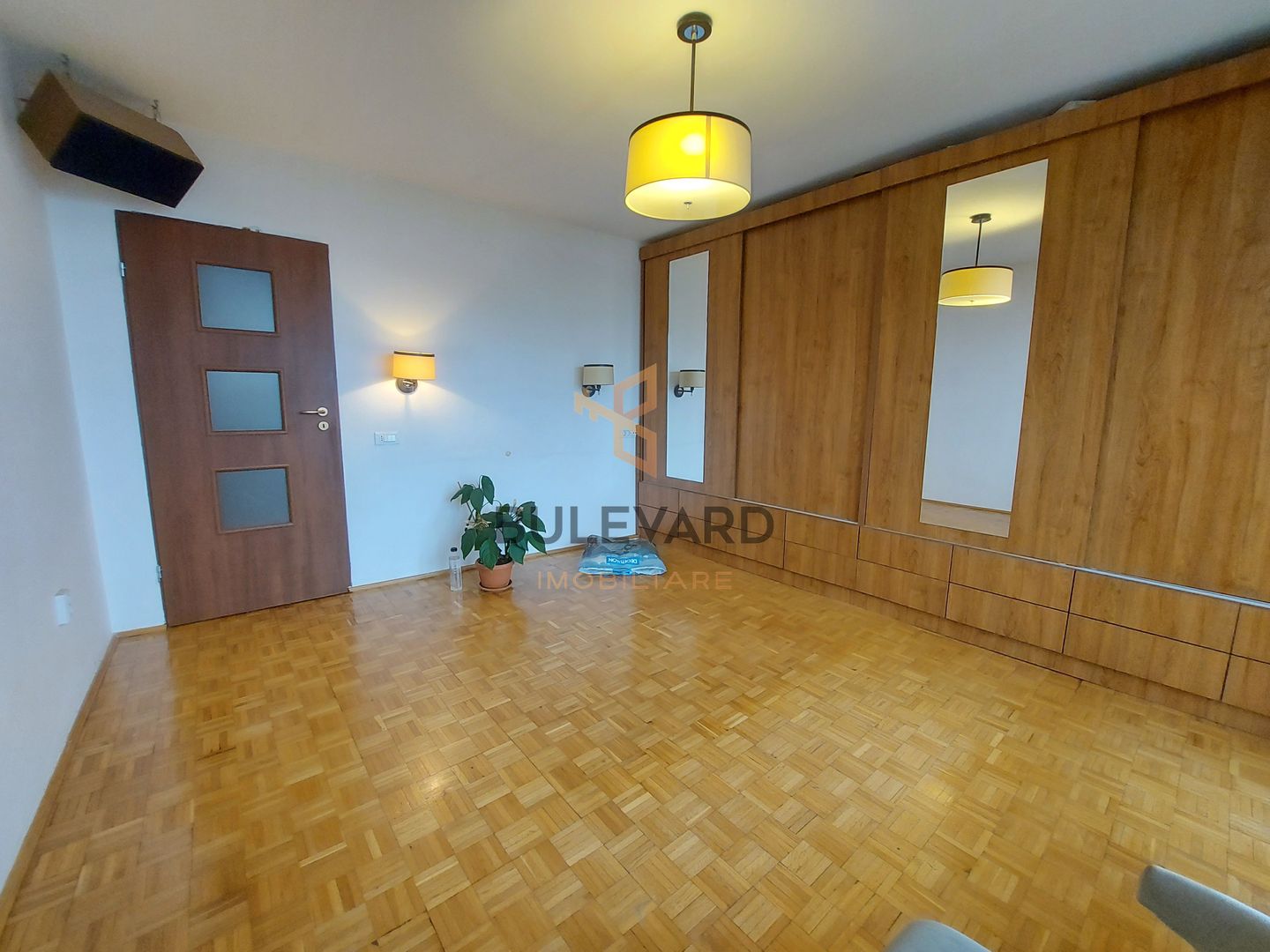 Apartament cu 3 camere decomandate, zona Pietii Hermes! - Poză 1