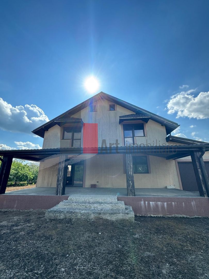 Casa la rosu in Peris - Poză 1
