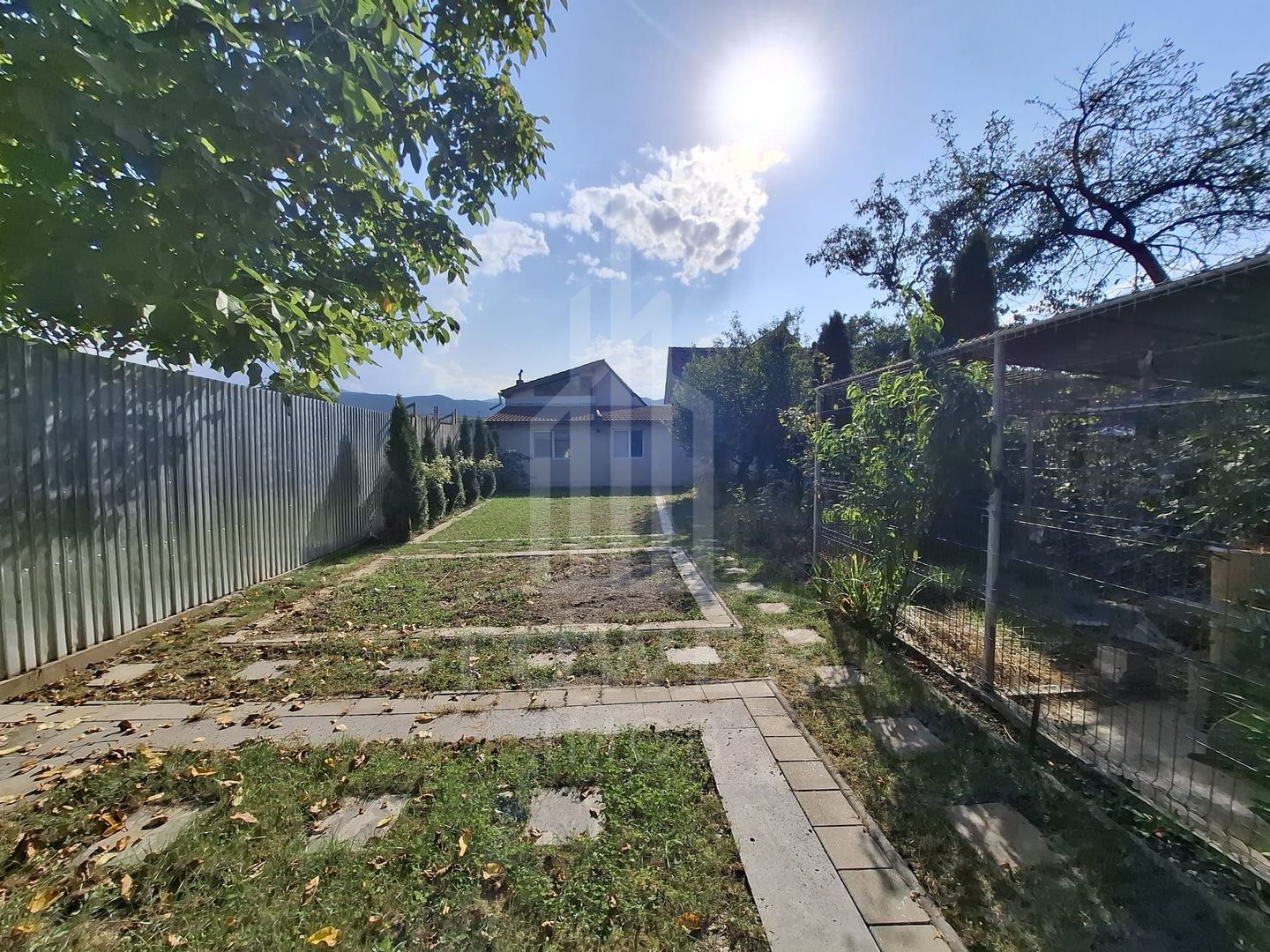 De vânzare casă în Orlat, cu teren generos de 2200 mp și panoramă deosebită! - Poză 1