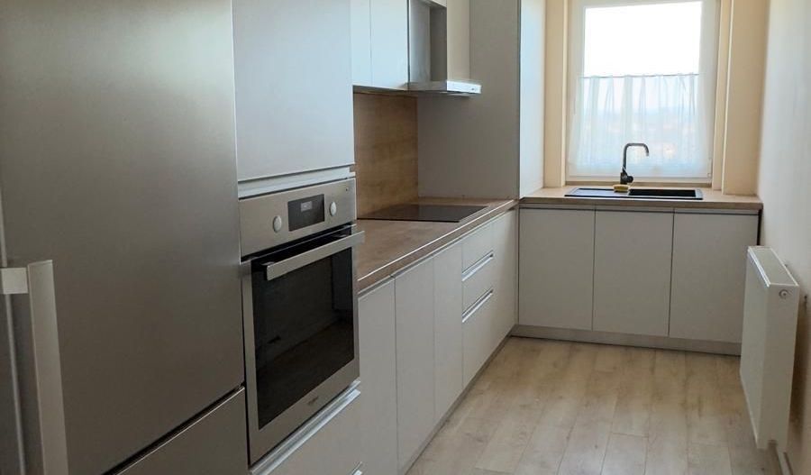 Inchiriez ap 2 camere, mobil utilat modern, loc parcare- 550 euro/luna - Poză 2