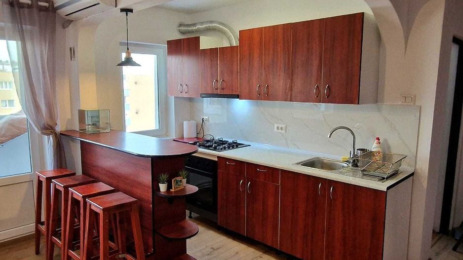 Inchiriez apartament CETATE - 3 camere plus living cu bucatarie - Poză 1