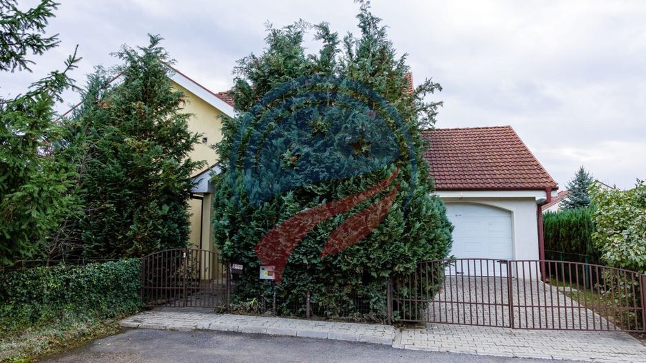 Vila superba cu cinci camere zona centrala - Poză 4