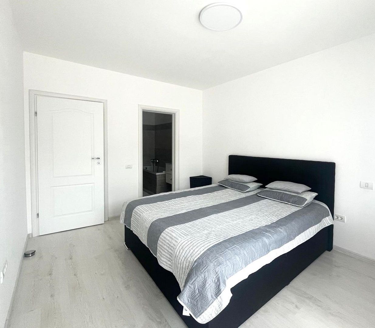 Vindem apartament  complet mobilat modern cu 2 bai zona Ghimbav - Poză 9