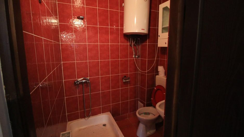 Proprietate deosebita - casa cu curte si livada - Poză 32