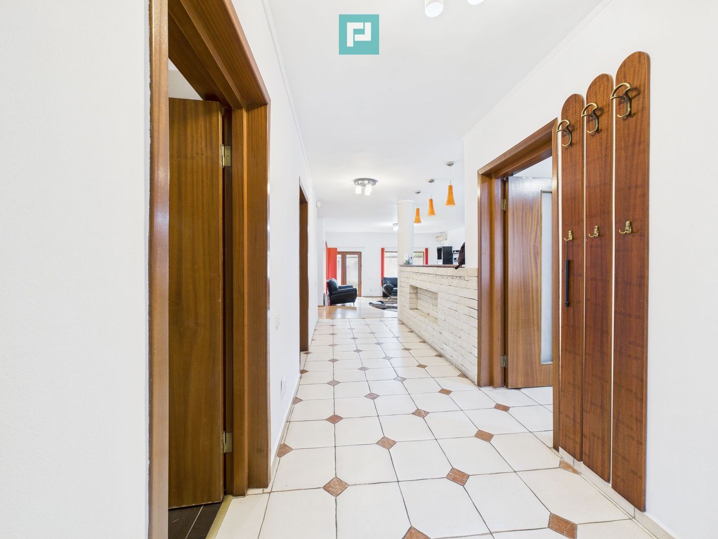 Casă spațioasă în Popești-Leordeni - Poză 9