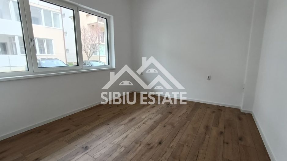 Apartament luminos, ideal locuință sau birou ,parter, 2 locuri parcare - Poză 10