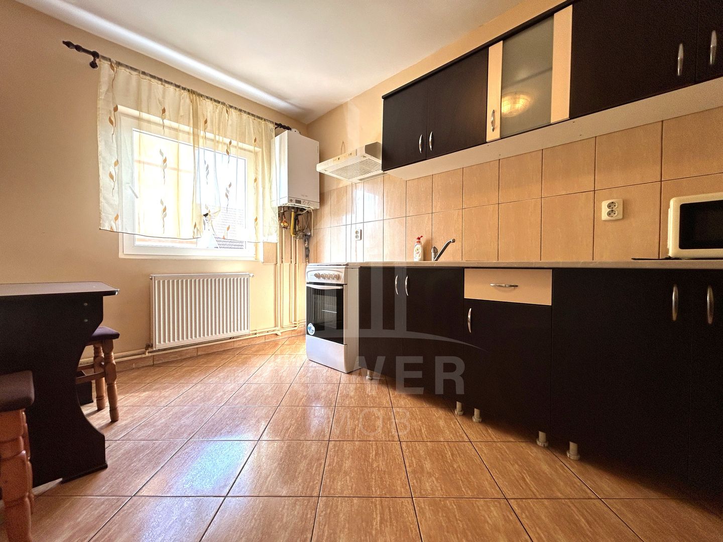 Apartament cu 3 camere, 2 băi și loc de parcare în curte – Turnișor - Poză 1