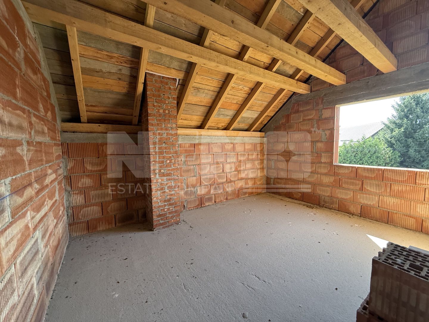 Casă de vânzare la roșu  | 220 mp | 1.200 mp teren - Poză 7