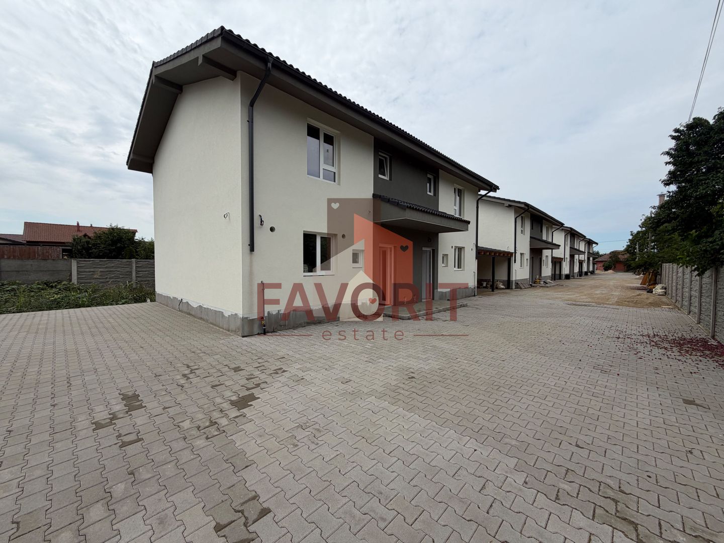 Carport. Toate utilitatile. In vatra veche la asfalt. - Poză 3