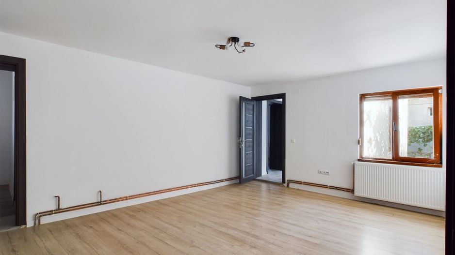 Casă cu 4 camere în Urseni, complet renovată! - Poză 11