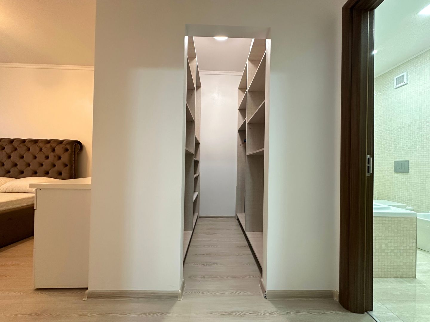 Vând apartament 3 camere 3 minute de Coresi complex ISARAN - Poză 12