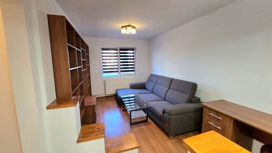 De închiriat apartament 3 camere Micro 16 Parter - Poză 2