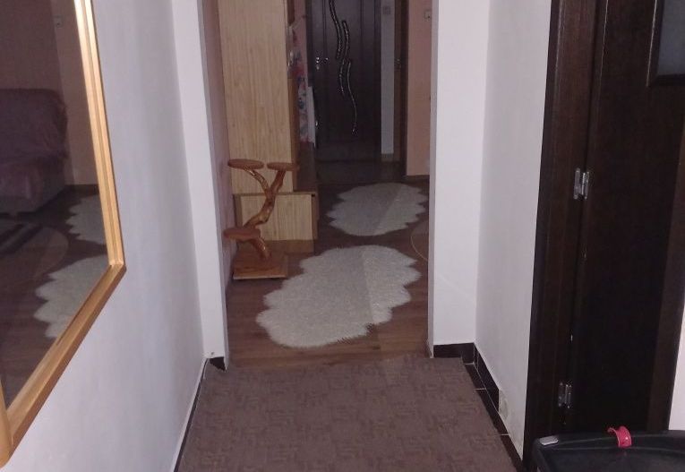 De închiriat apartament 3 camere - Poză 2