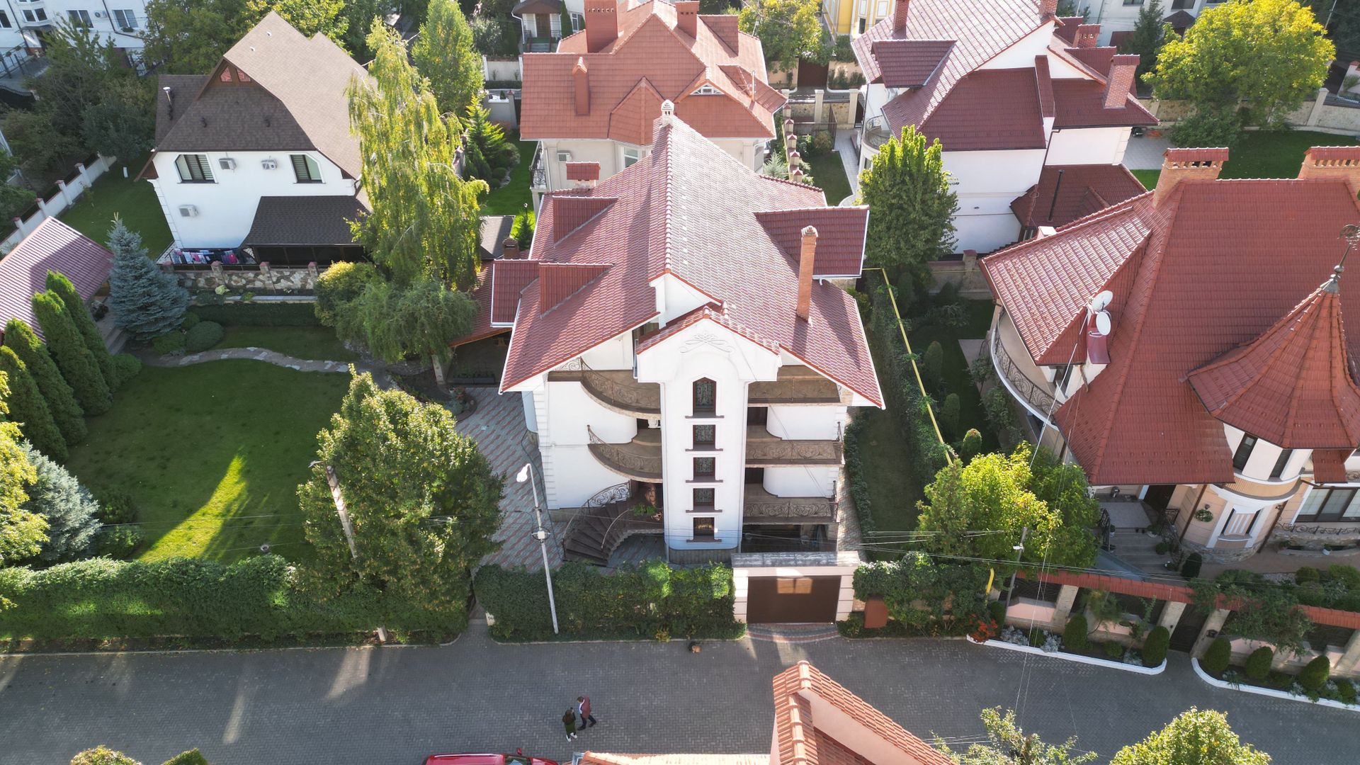 Casă de lux în Chișinău, de vânzare. Pe teren de 10,4 Ari. Telecentru. - Poză 2