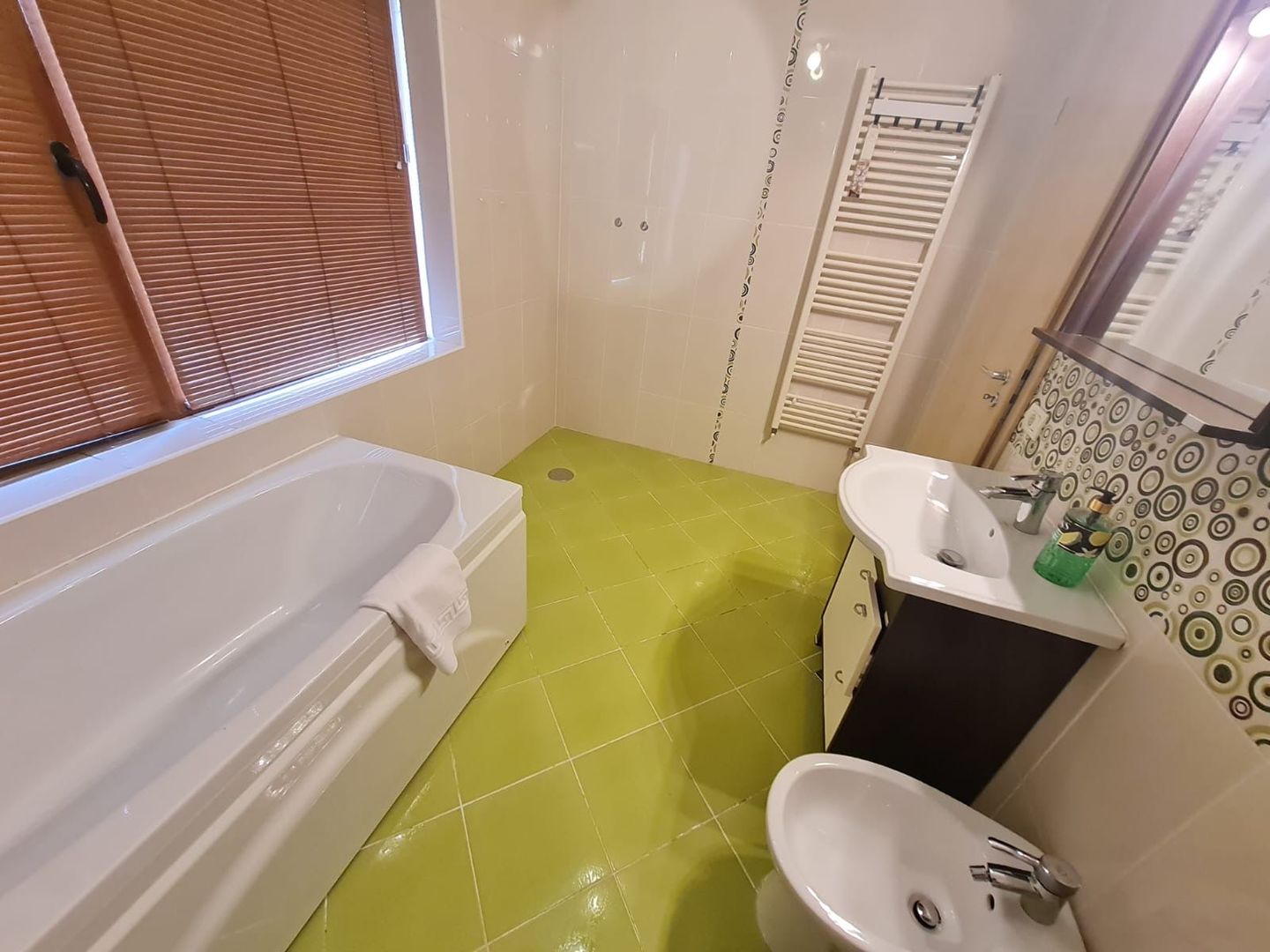 Vila spațioasă și recent renovată în Ghiroda! - Poză 17