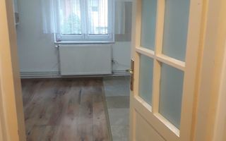 Vând apartament 3 camere , micro 17, destinație spțiu comercial - Poză 2
