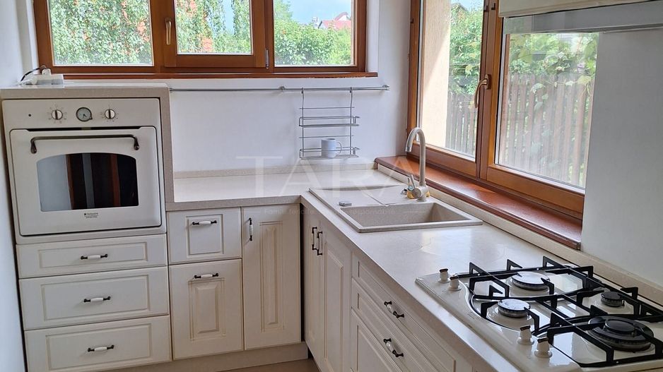 Casa deosebită în Europa – stil clasic, terase și grădină amenajata - Poză 3