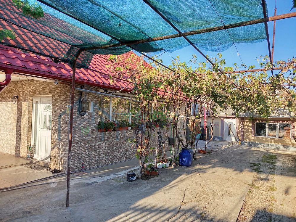 Casă de vânzare în Târgu Frumos, cu anexe și teren generos - Poză 3