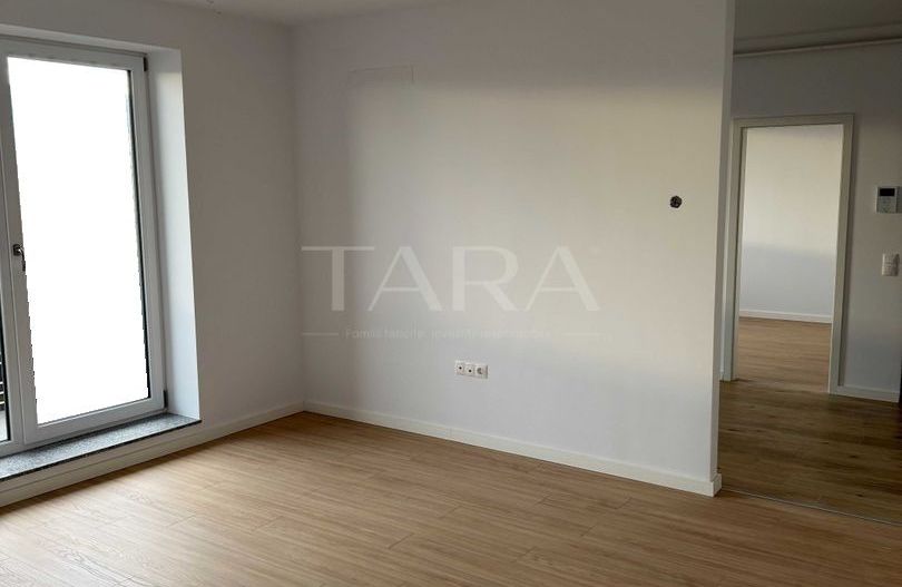 Apartament de vanzare, 3 camere, boxa inclusa, parcare. - Poză 1