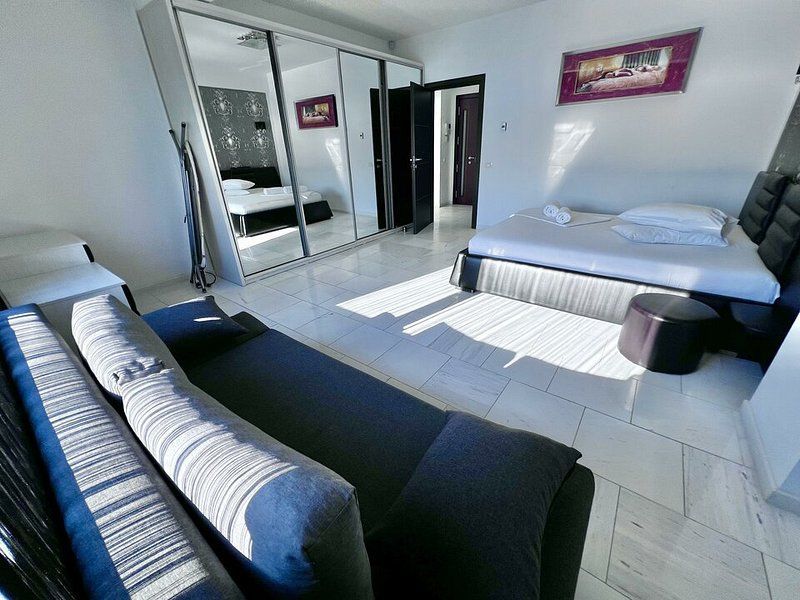 Apartament 2 camere Vila Sophia 1 - Vedere frontala la lac - - Poză 3