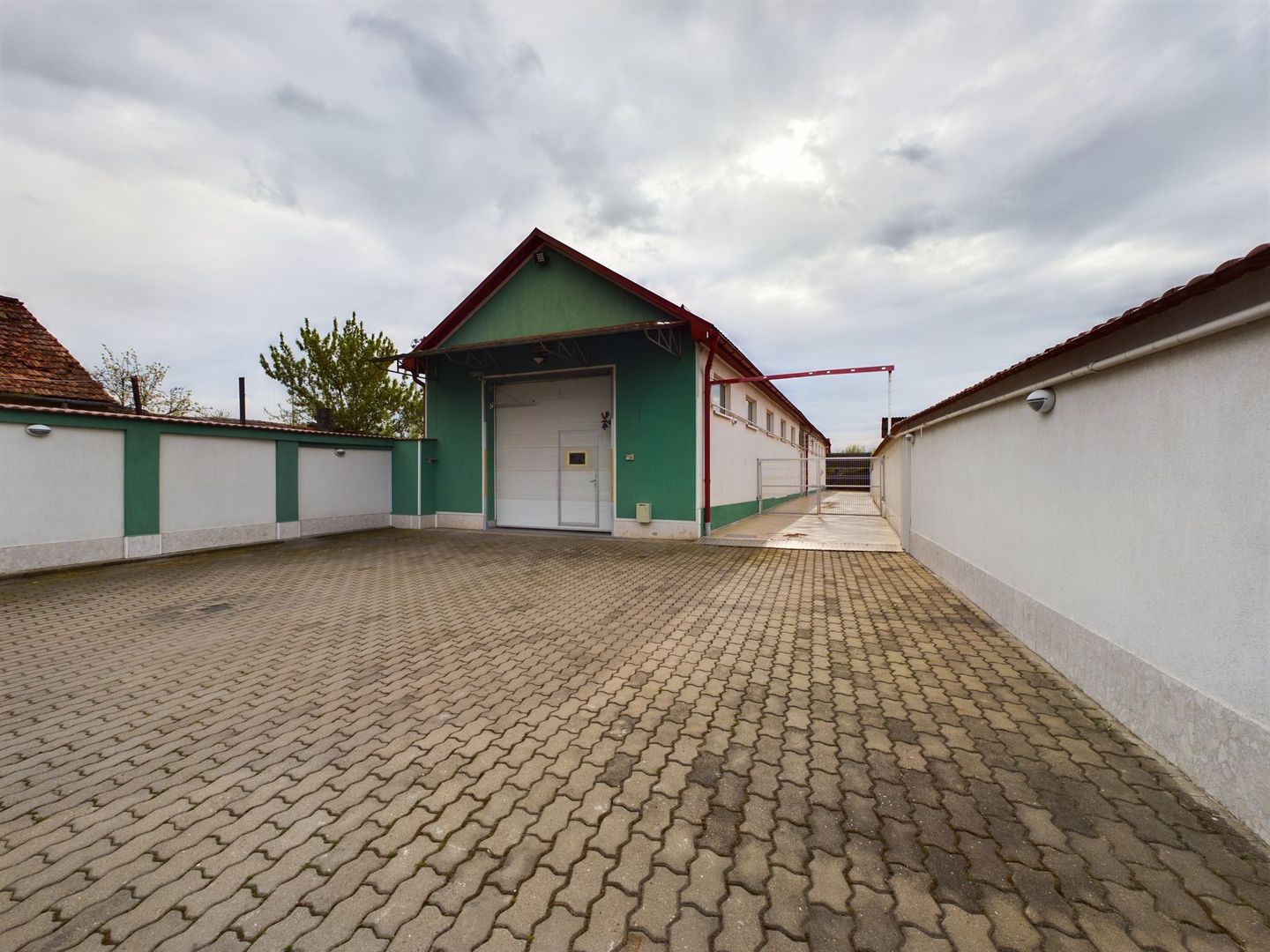 Spațiu comercial, hală și apartamente Aradul Nou - Poză 2