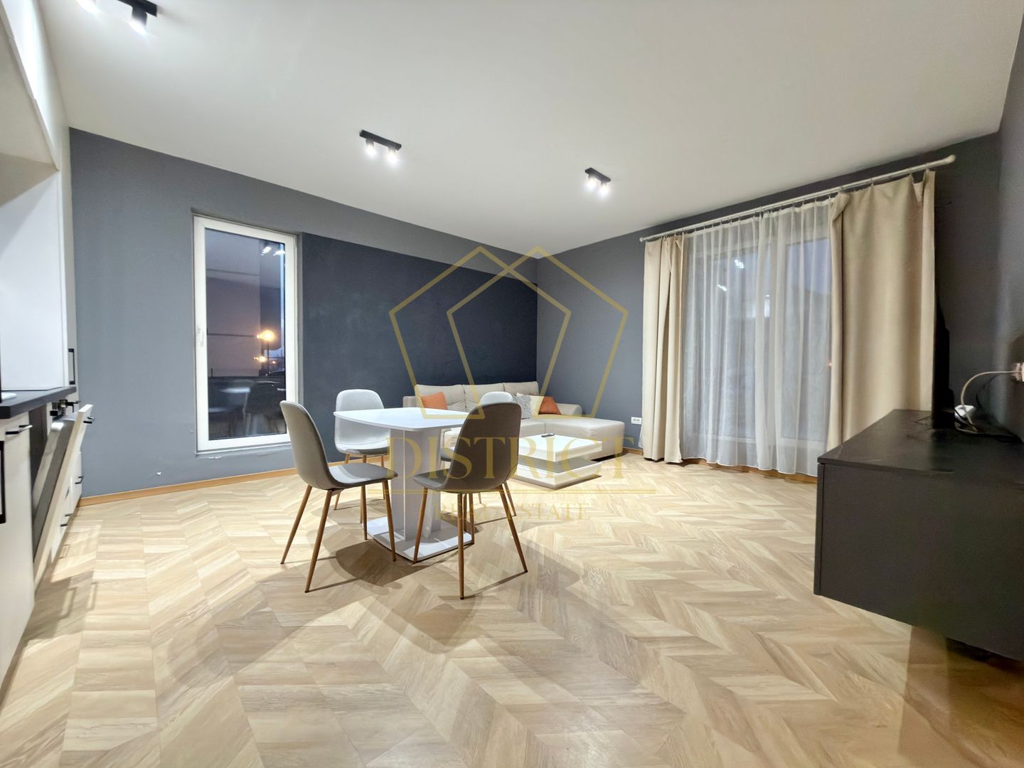 Apartament cu 2 camere mobilat si utilat cu gradina de 30mp in Braytim la asfalt - Poză 3