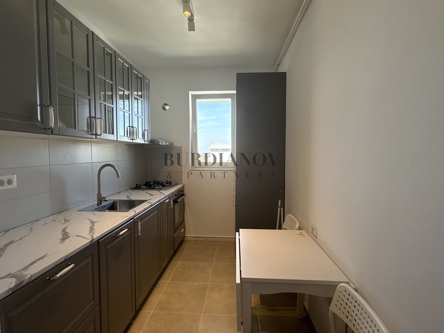 Apartament cu 3 camere 2 băi de închiriat Prelungirea Ghencea - Poză 3