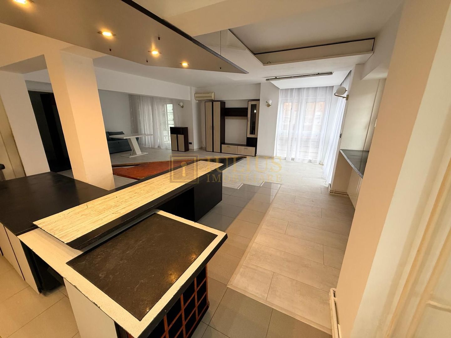 Medicina, 2 camere, 2 bai, centrala proprie, apartament spatios-105 mp - Poză 4