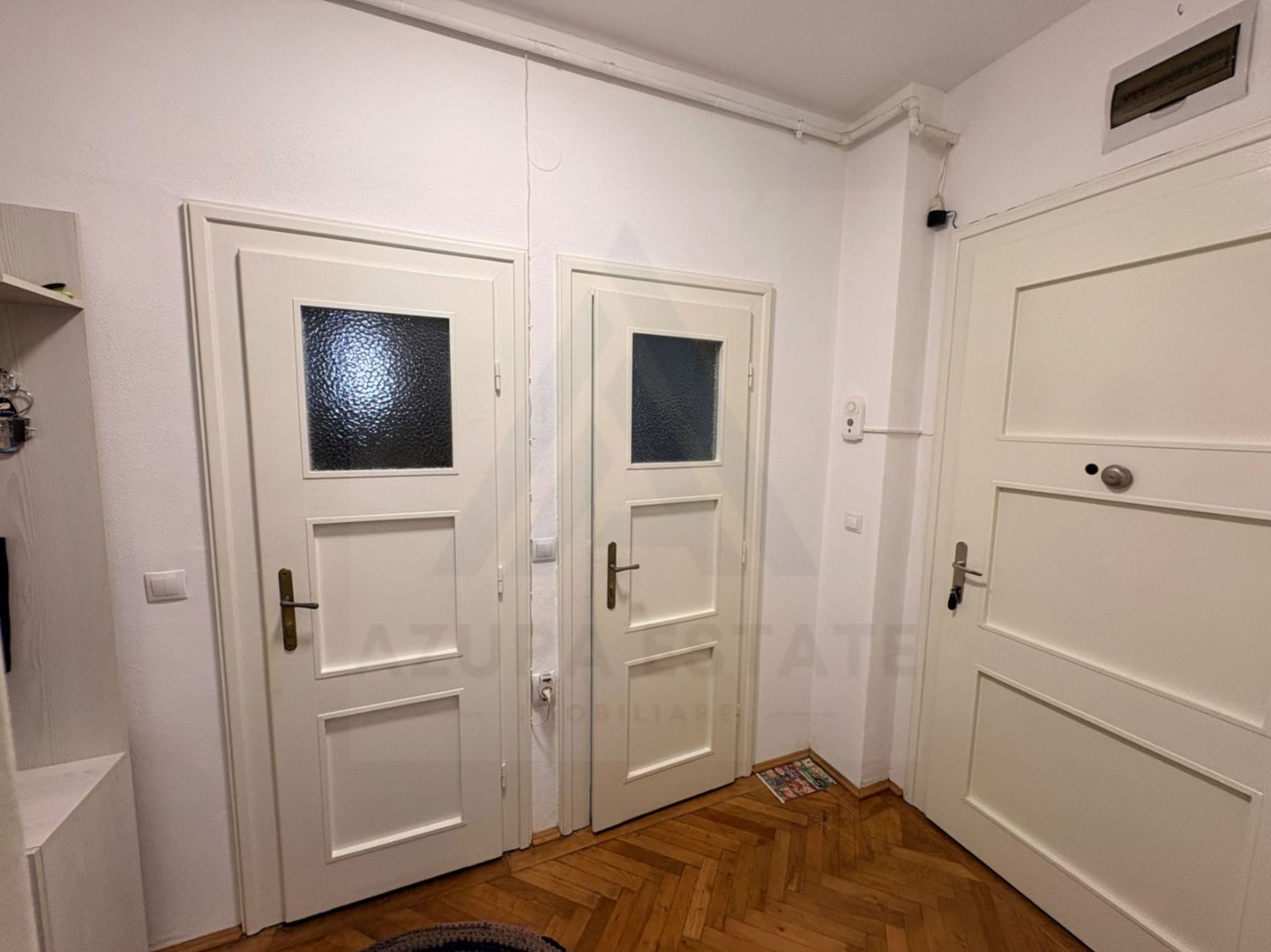 Apartament decomandat 70 mp utili 2 bai pivnita si curte 58 mp Central - Poză 2