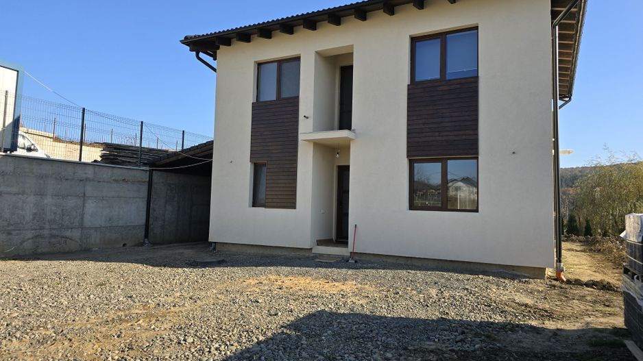 Casa  4 camere,2 bai,136 mp, 550 mp teren zona Corunca - Poză 1