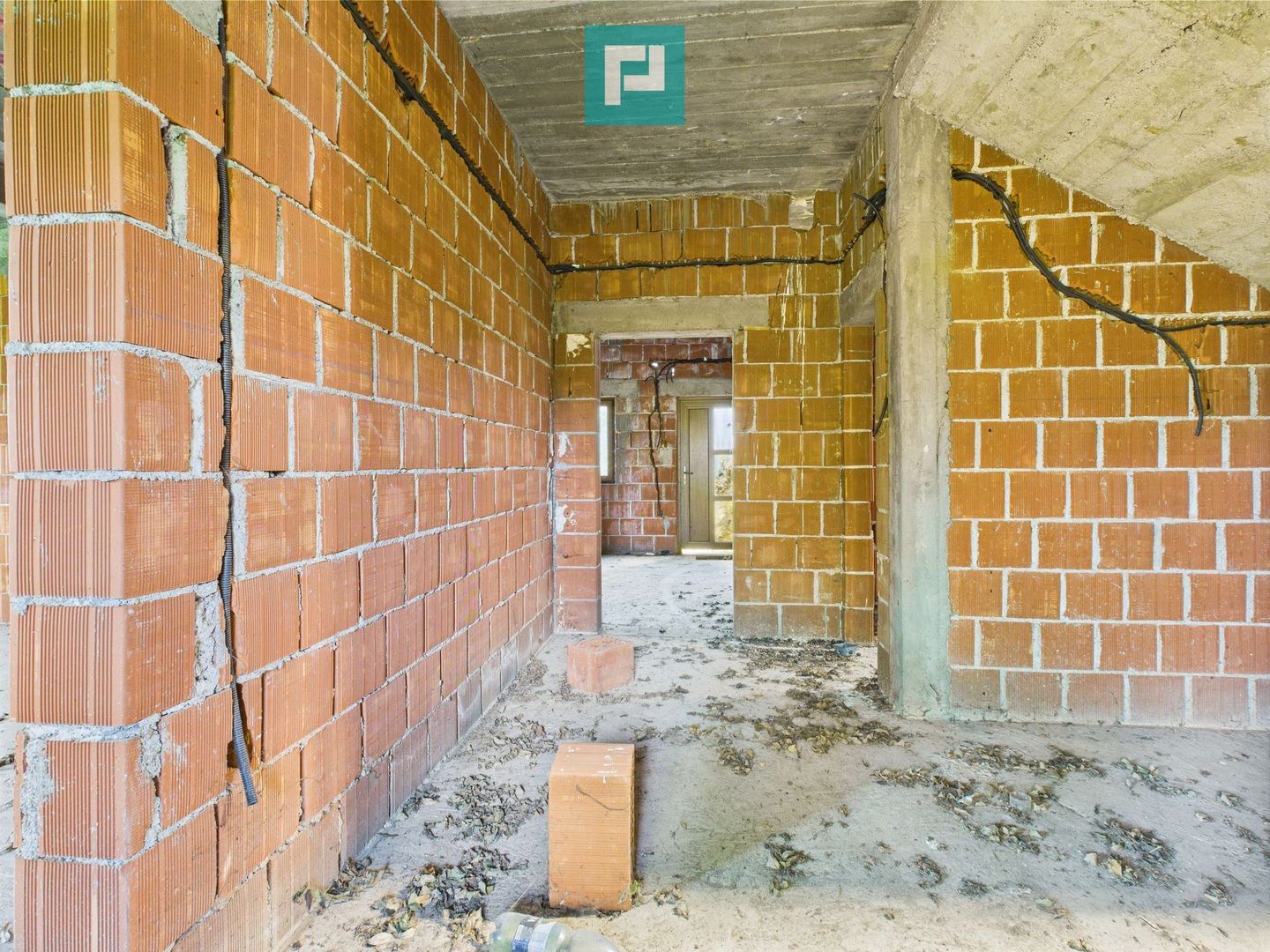 Casă la roșu, P+1, în localitatea Beliu, Arad - Poză 3