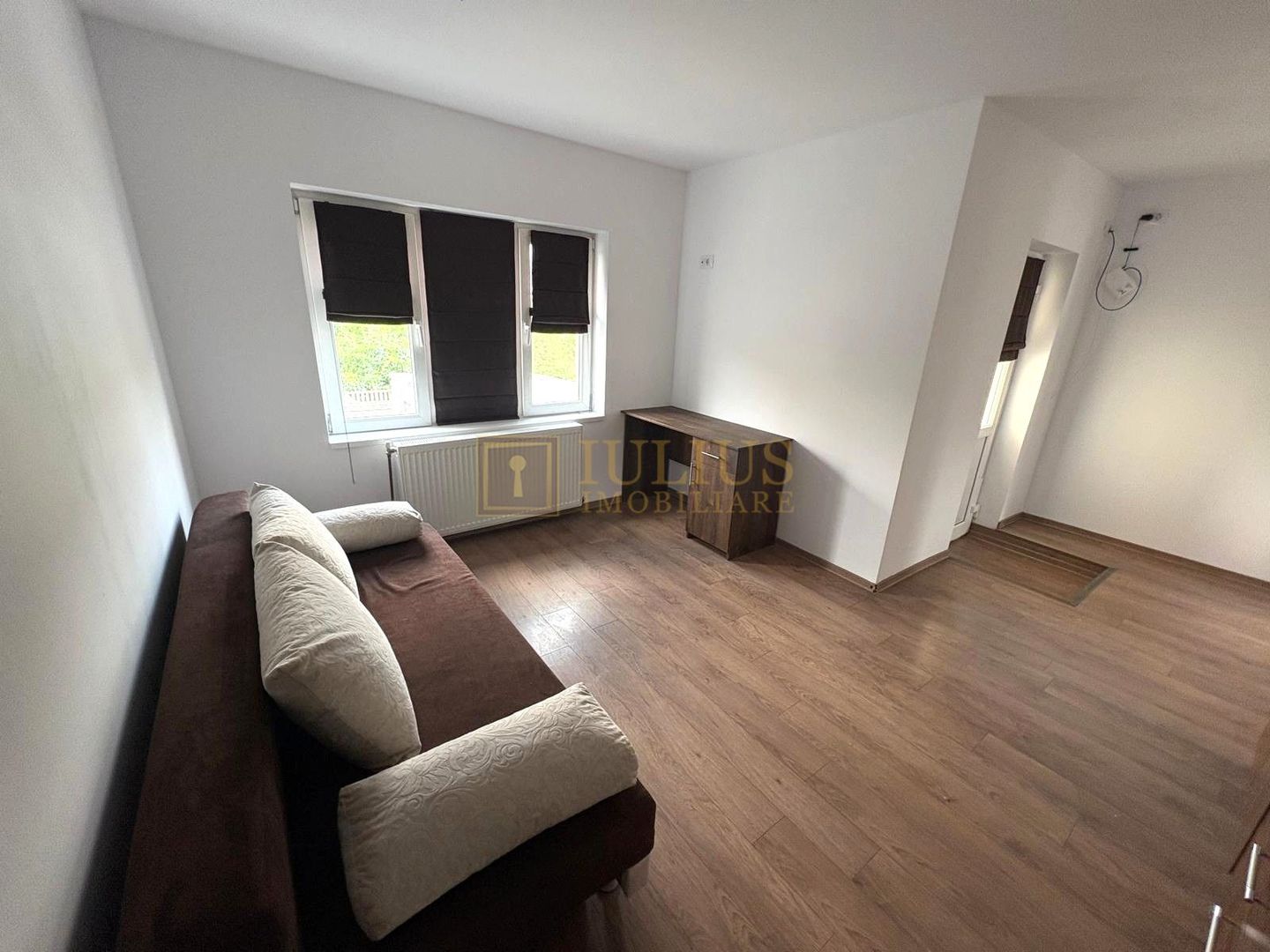 Apartament la curte, 2 băi, loc de parcare, zona linistita, dressing - Poză 3