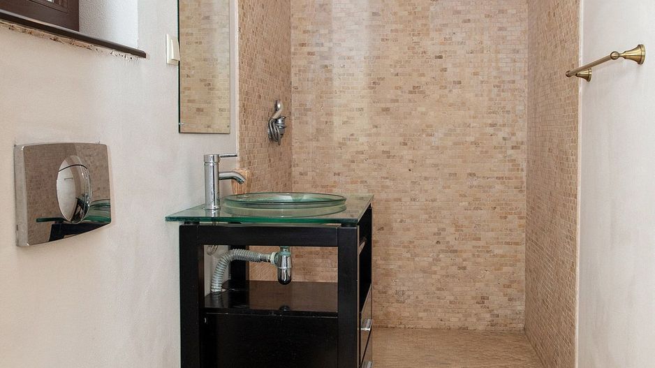 Vilă cu 5 dormitoare, 4 băi, 2 248mp teren, piscină. Preț: 229 000 Eur - Poză 32