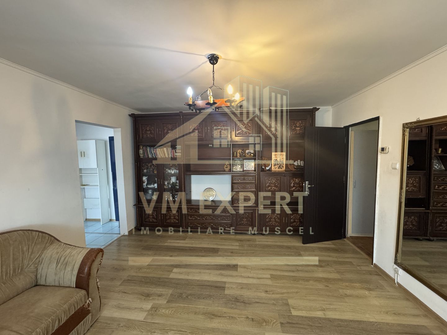 APARTAMENT 2 CAMERE ETAJ 4 VISOI - Poză 1