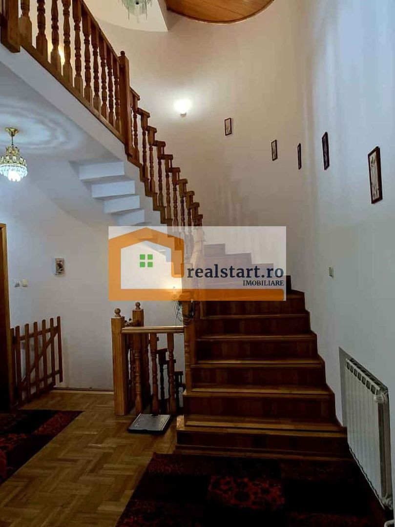 Vedere padure, panouri solare si fotovoltaice, pompa de caldura,  semineu - Poză 16