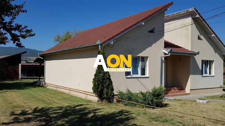 Casă de închiriat, 3 camere, cu terasă și garaj, Partoș - Poză 1