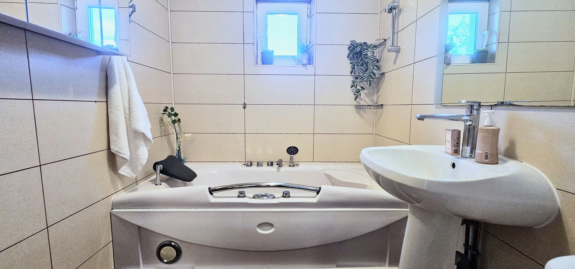 Apartament etaj intermediar, luminos, centrală proprie, fereastră la baie - Poză 3