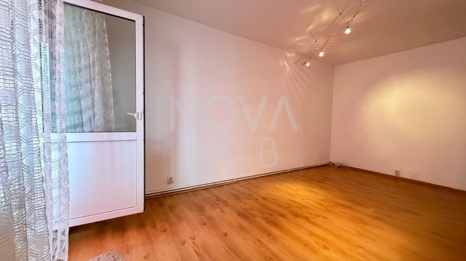 Apartament 3 camere, decomandat, etajul 3/4 - Cisnadie - Poză 3