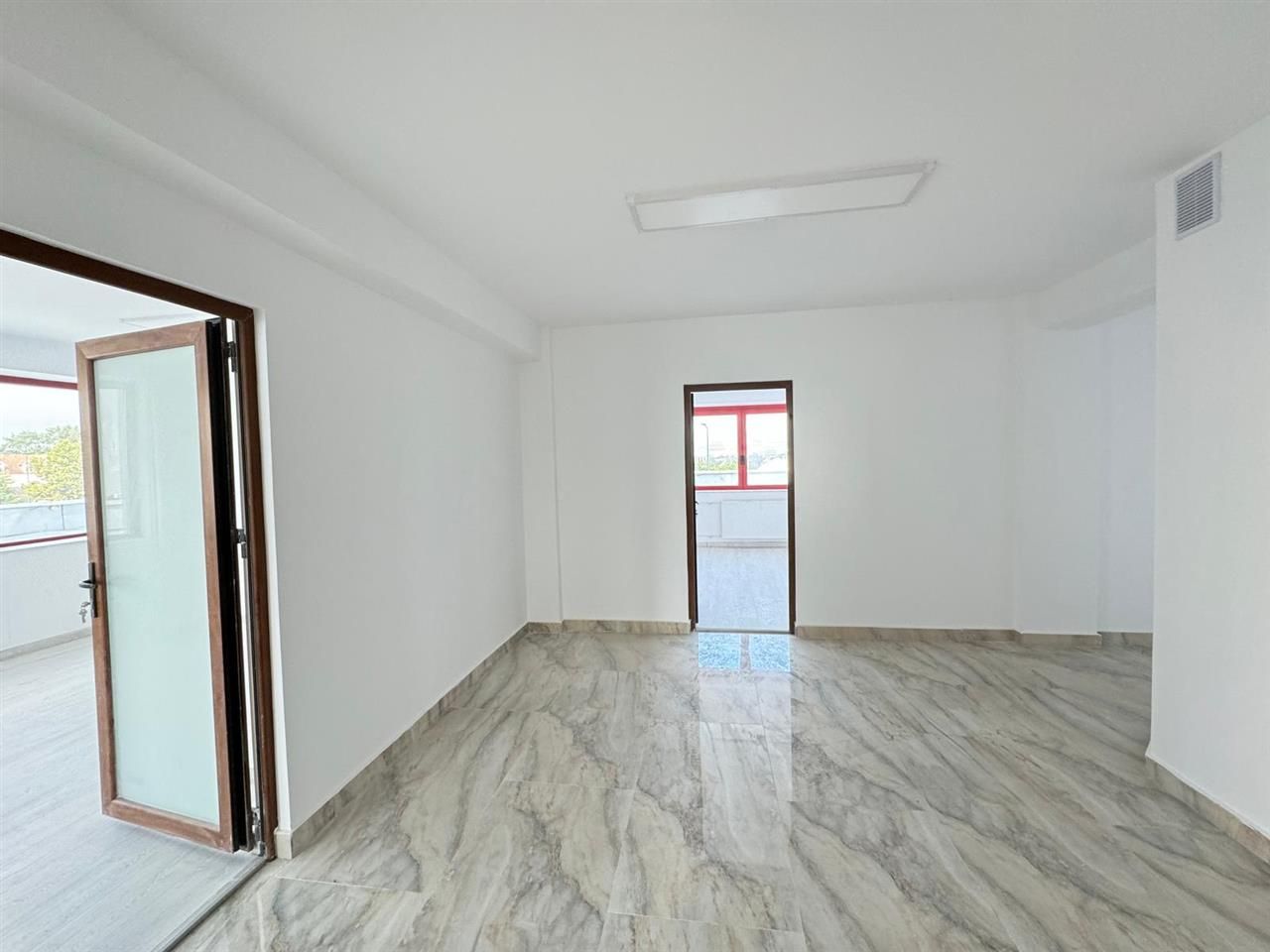 Spatii comerciale moderne de inchiriat, in cladire recent renovata - Poză 6