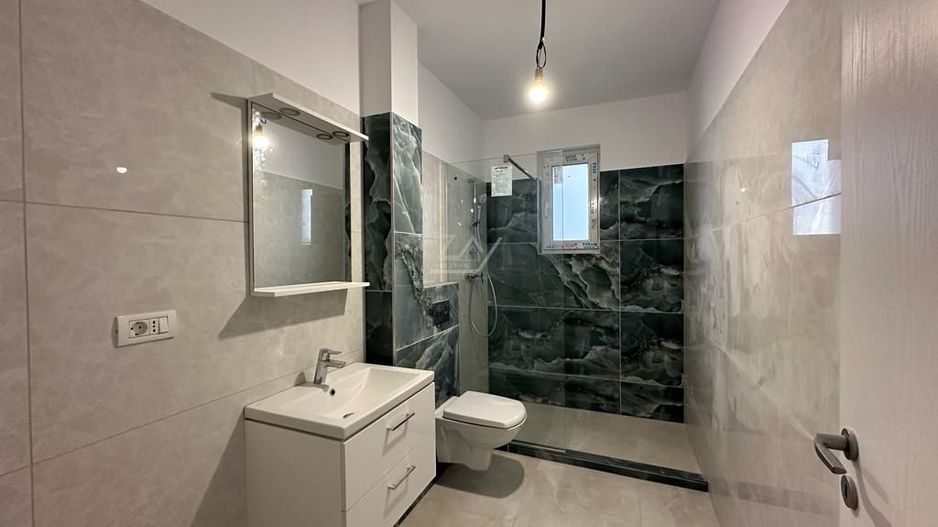 Asfalt. Etaj 1. Balcon mare. - Poză 7