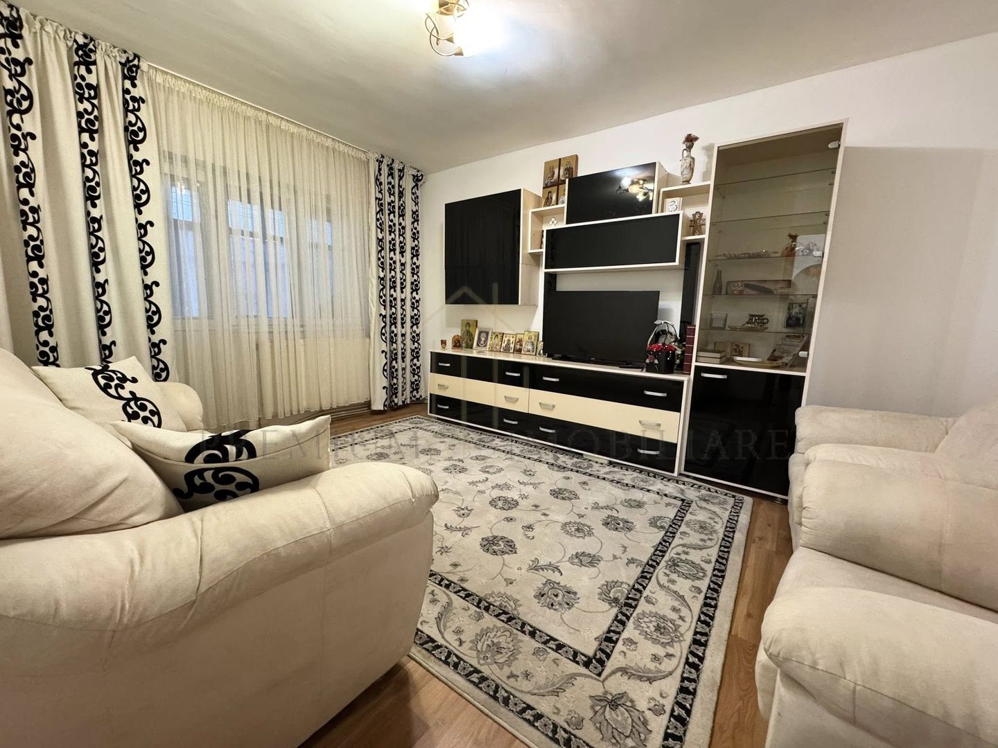 Apartament 4 Camere de vânzare în Onești - Poză 1