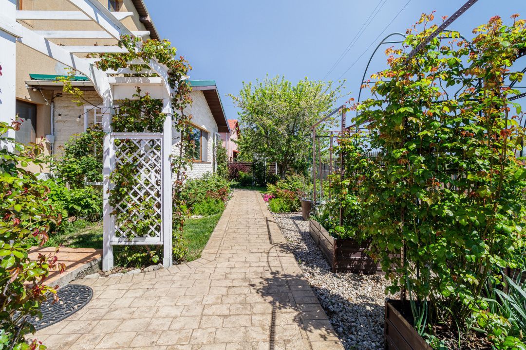 Casa cu suflet si gradina spectaculoasa - Poză 6
