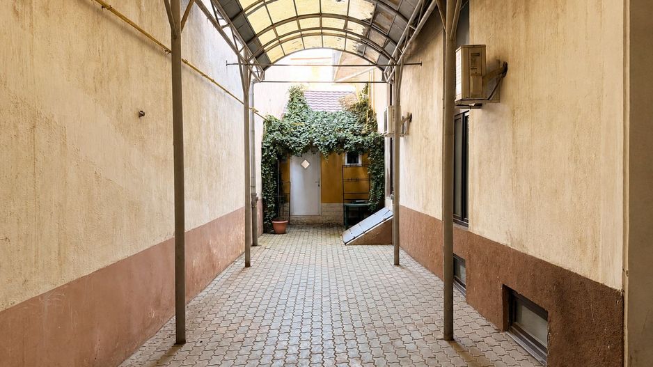Apartament ultracentral de vânzare - 4 boxe incluse + acoperiș nou - Poză 5