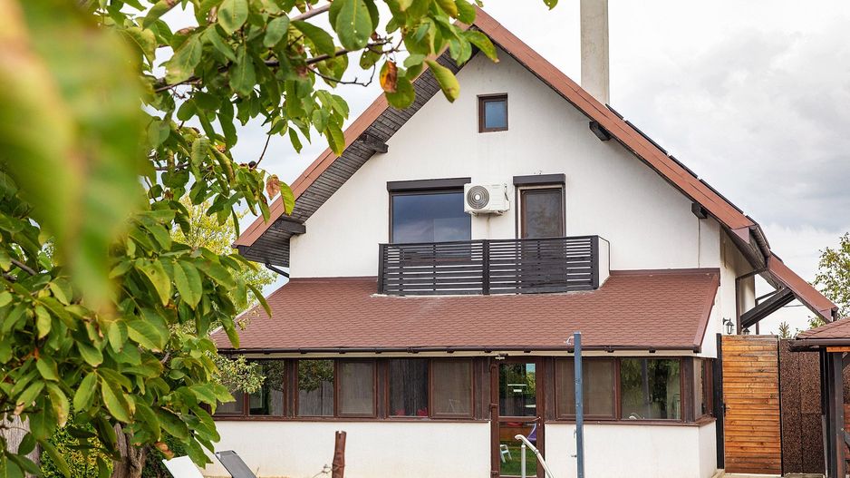 Vilă cu 5 dormitoare, 4 băi, 2 248mp teren, piscină. Preț: 229 000 Eur - Poză 3