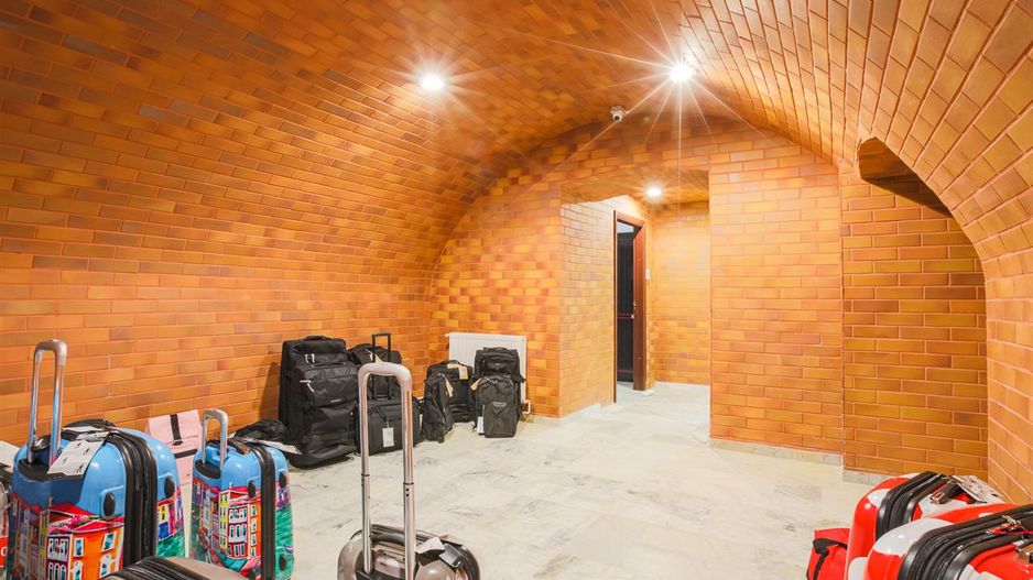 Sub mantia arhitecturala istorica a Cetatii Timisoarei, Spatiu comercial - Poză 31