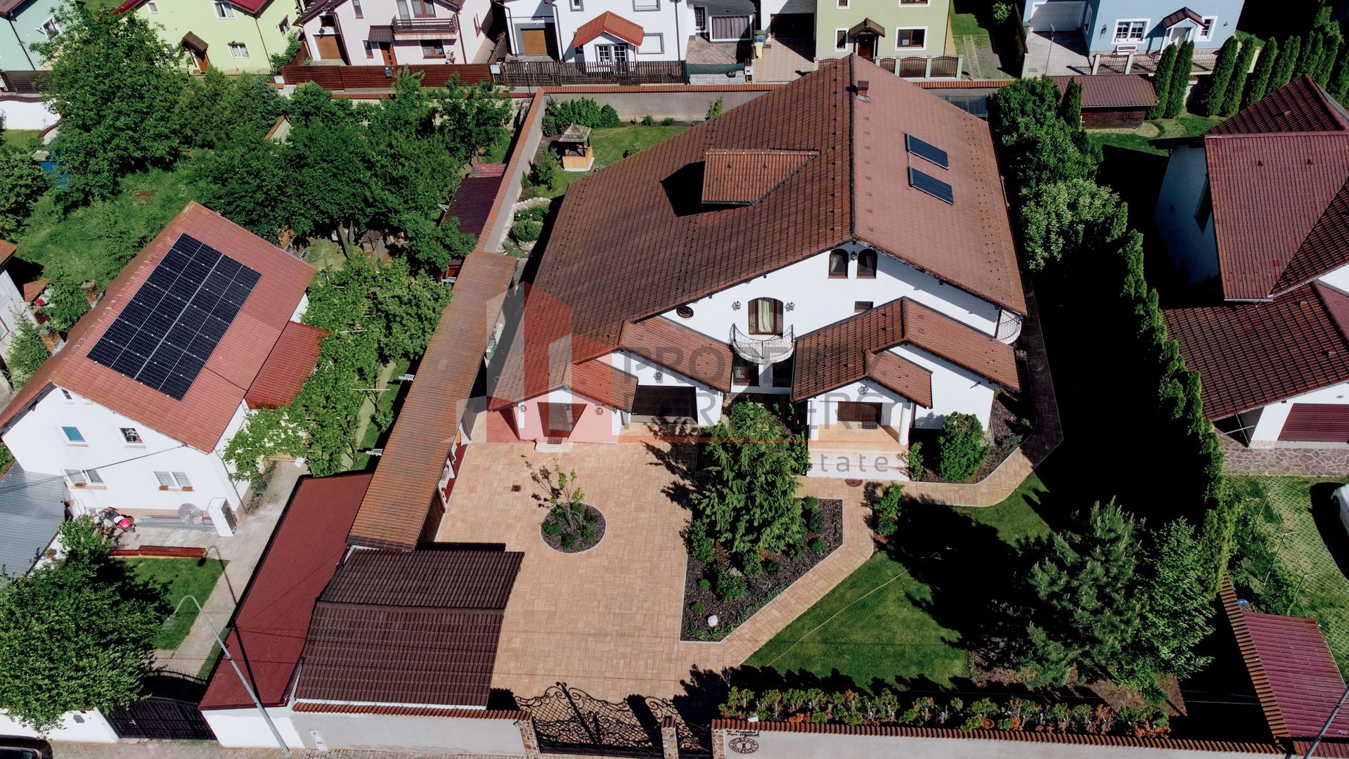 Proprietate de lux în Ghimbav, la doar 10 minute de Brașov - Poză 1